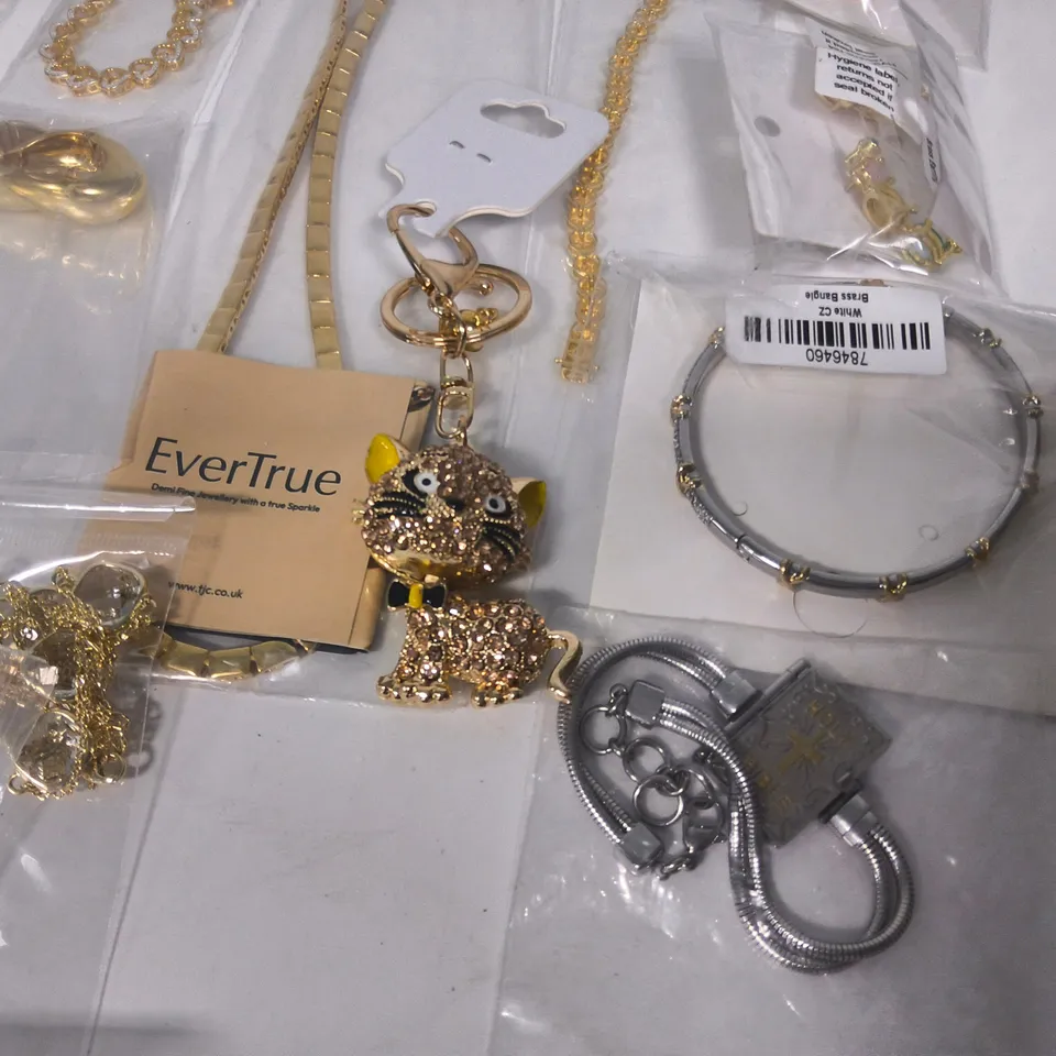 LOT OF 16 FASHION JEWELLERY ITEMS IN VARIOUS STYLES TO INCLUDE SPIDER BROACH AND PURE BRONZE NECKLACE