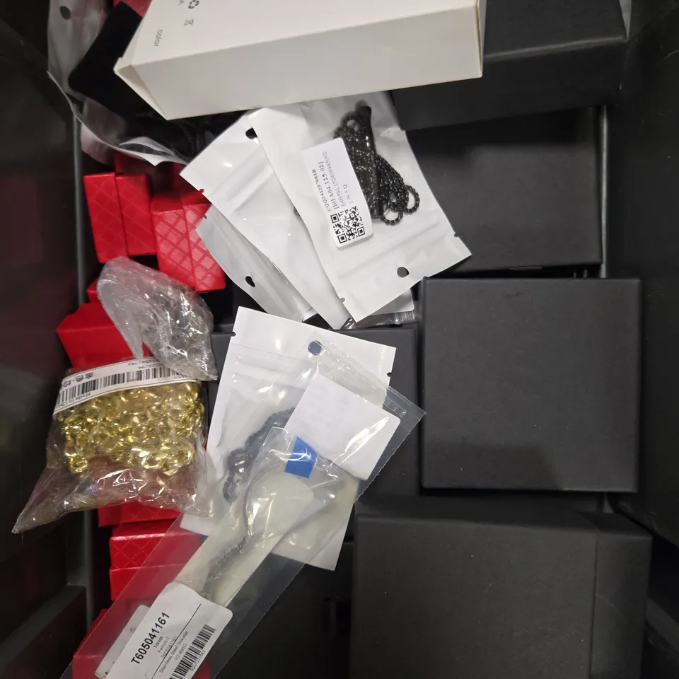 APPROXIMATELY 25 ASSORTED JEWELLERY PRODUCTS TO INCLUDE NECKLACES, WATCHES, RINGS ETC 