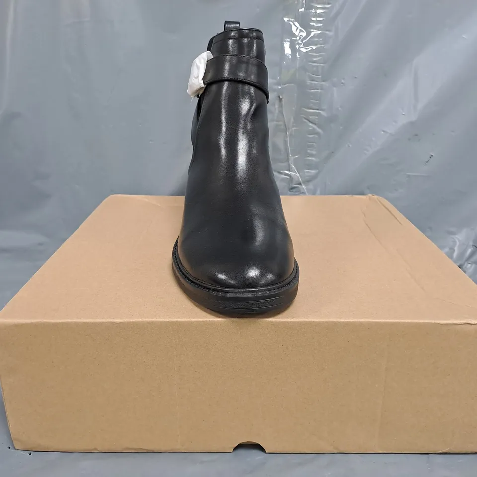 BOXED PAIR OF V BY VERY SIDE-ZIP LOW BLOCK HEEL ANKLE BOOTS IN BLACK SIZE 5