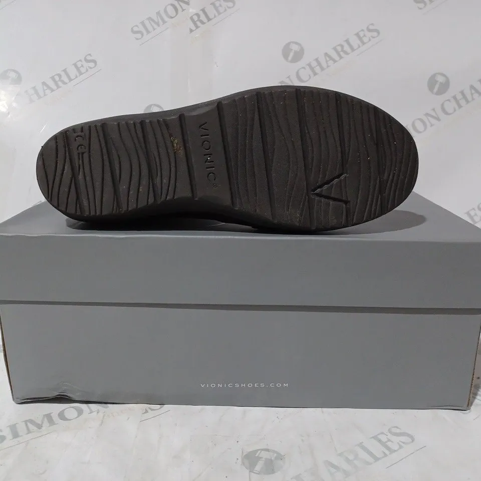 BOXED VIONIC LOIS BOOTS IN BROWN SIZE 4.5