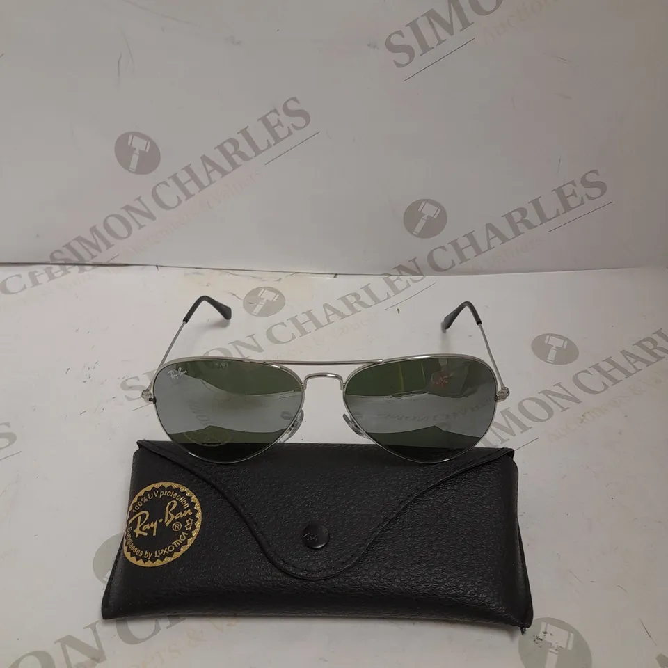 RAY-BAN AVIATOR LARGE METAL FRAMED SUNGLASSES 
