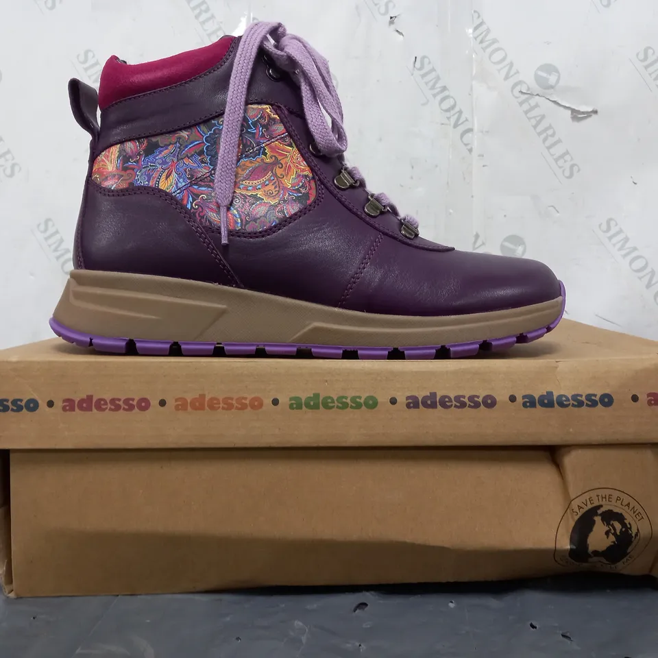 BOXED PAIR OF ADESSO ANKLE BOOTS IN PURPLE SIZE/MULTI SIZE 7