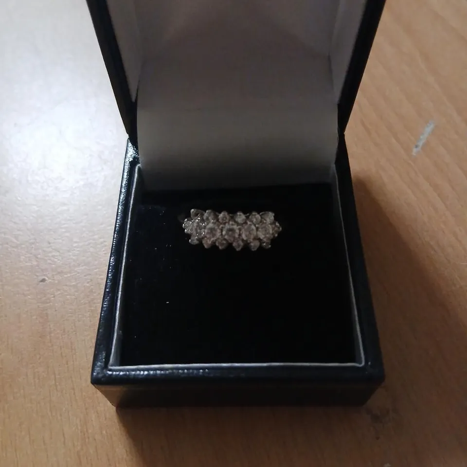 CLUSTER RING WITH CLEAR STONES