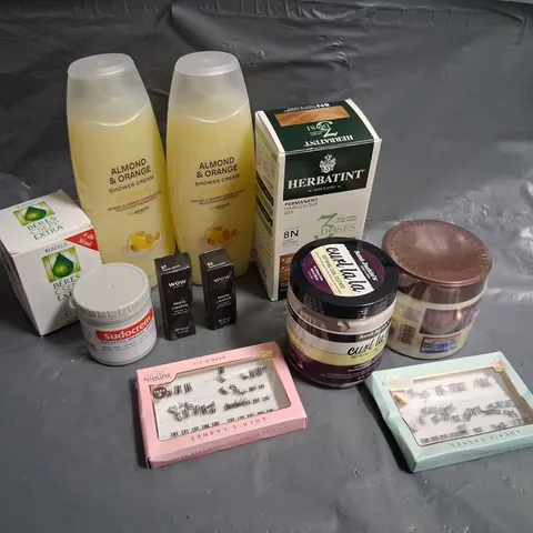 APPROXIMATELY 20 ASSORTED HEALTH AND BEAUTY PRODUCTS TO INCLUDE; HERBATINT, SUDOCREM, KARSEEL AND AUNT JACKIES