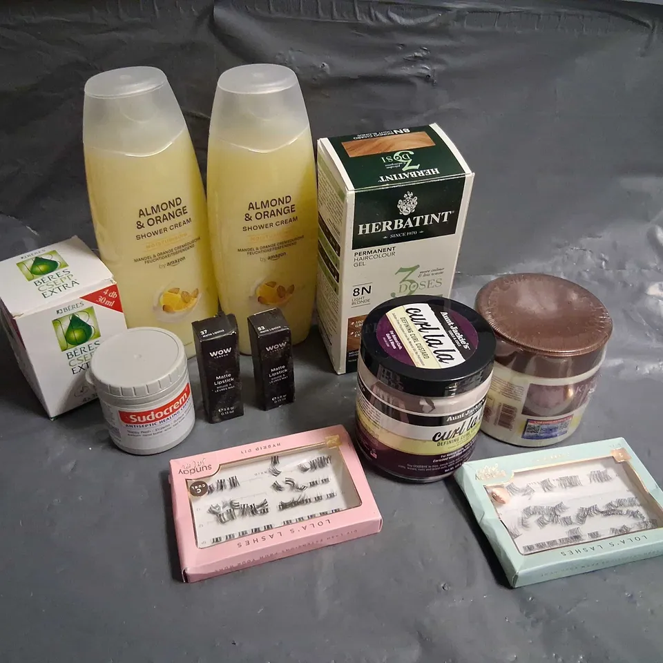 APPROXIMATELY 20 ASSORTED HEALTH AND BEAUTY PRODUCTS TO INCLUDE; HERBATINT, SUDOCREM, KARSEEL AND AUNT JACKIES