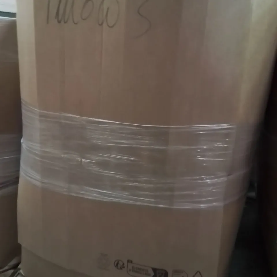 PALLET CONTAINING A LARGE QUANTITY OF PILLOWS