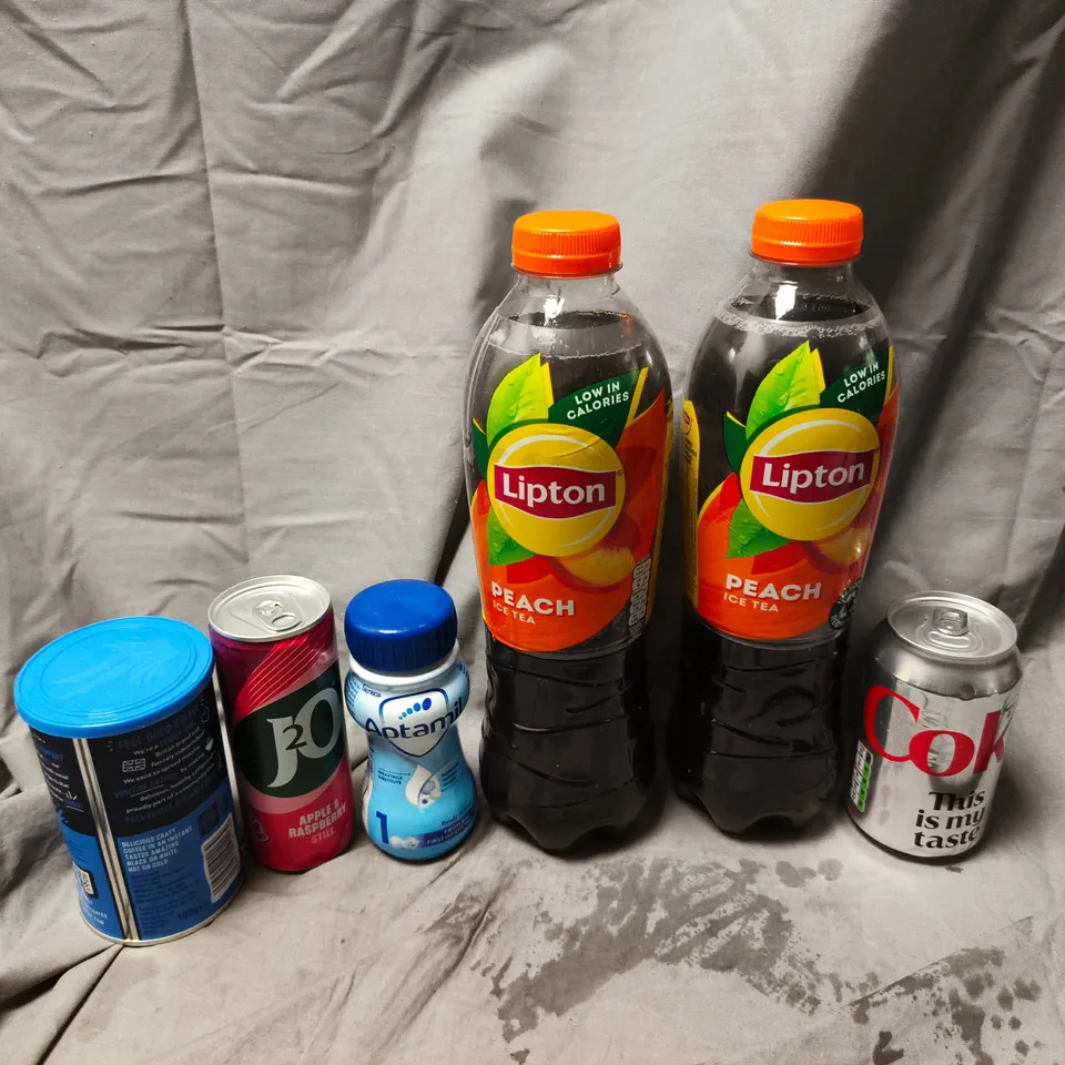 APPROXIMATELY 8 ASSORTED FOOD & DRINK ITEMS TO INCLUDE LIPTON PEACH TEA, DIET COKE, TRUESTART DECAF INSTANT COFFEE, ETC - COLLECTION ONLY