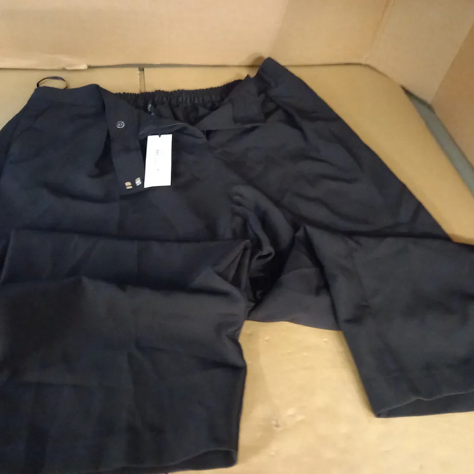 RIVER ISLAND PLUS BLACK TROUSERS - UK 26