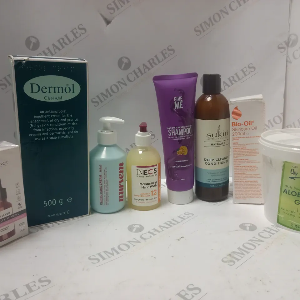LOT OF ASSORTED COSMETIC ITEMS TO INCLUDE DERMOL CREAM, BIO-OIL AND SUKIN