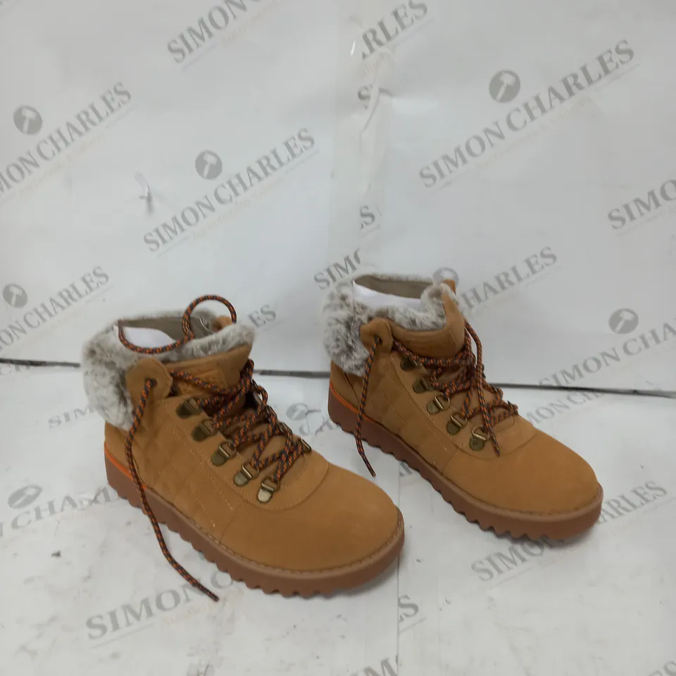 SKECHERS SUEDE CHESTNUT HIKING BOOTS - SIZE 4 - BOXED 