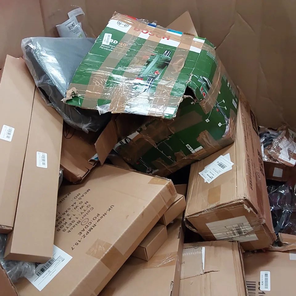 PALLET OF ASSORTED ITEMS INCLUDING: AIR FRYER, BABY BASSINET AND BEDSIDE SLEEPER, BABY BED, DOOR MAT, RETRACTABLE SAFETY GATE 