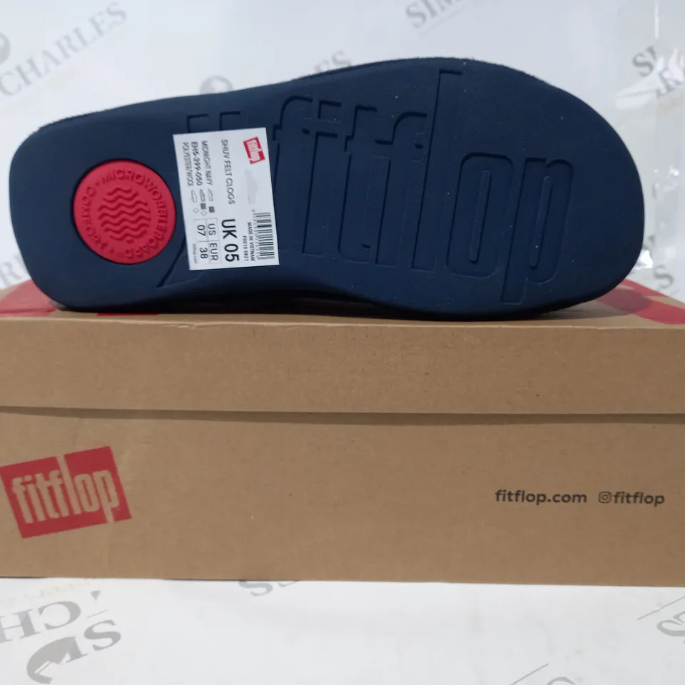 BOXED PAIR OF FITFLOP FELT CLOGS IN NAVY UK SIZE 5