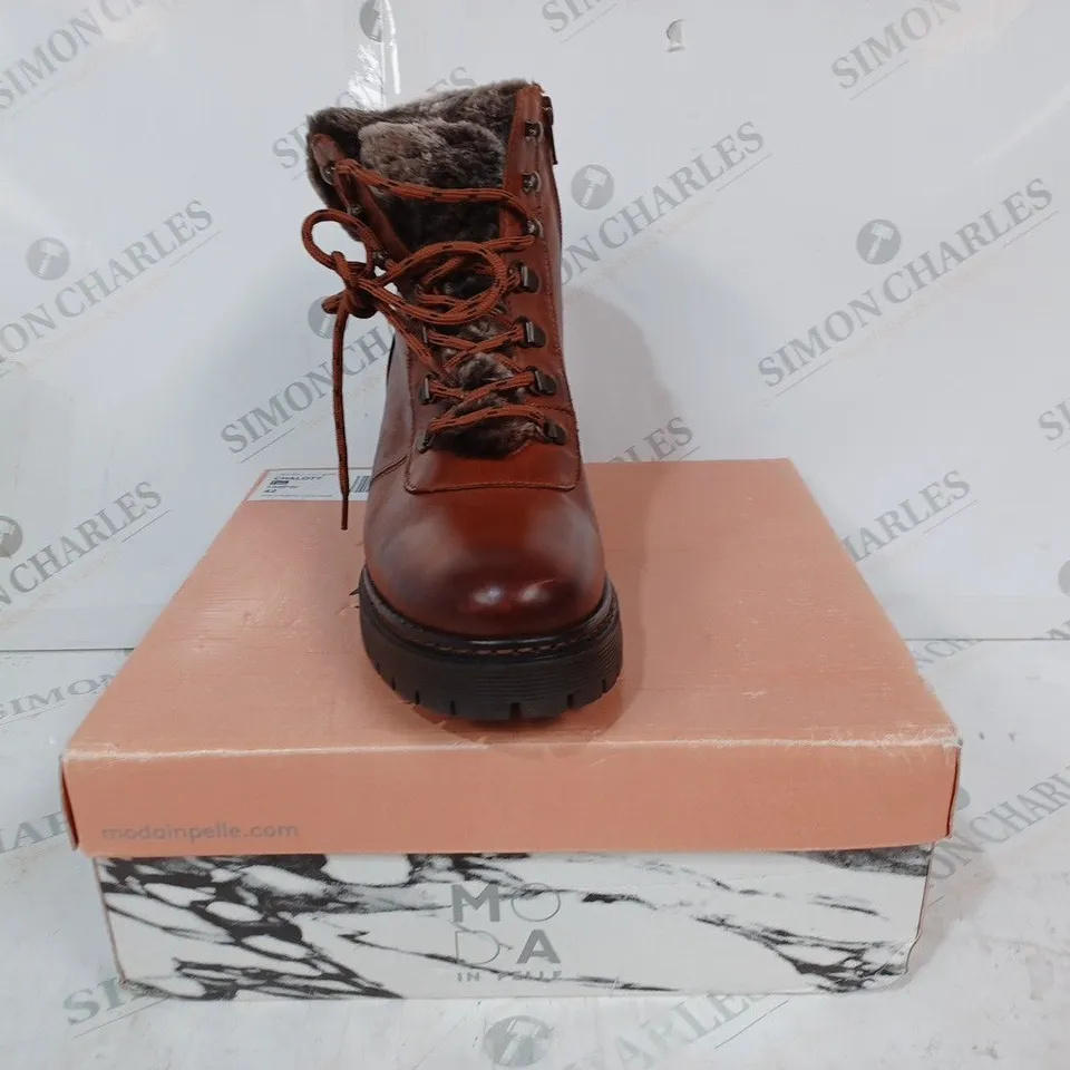 BOXED PAIR OF MODA IN PELLE CHALOTT HIKING BOOTS IN TAN SIZE 9