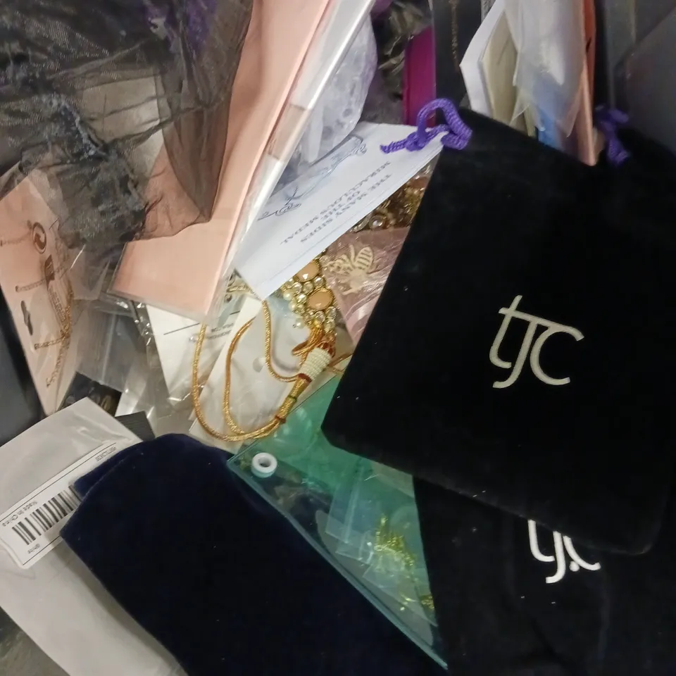 APPROXIMATELY 30 ASSORTED JEWELLERY ITEMS TO INCLUDE WATCHES, BRACELETS, NECKLACES ETC	