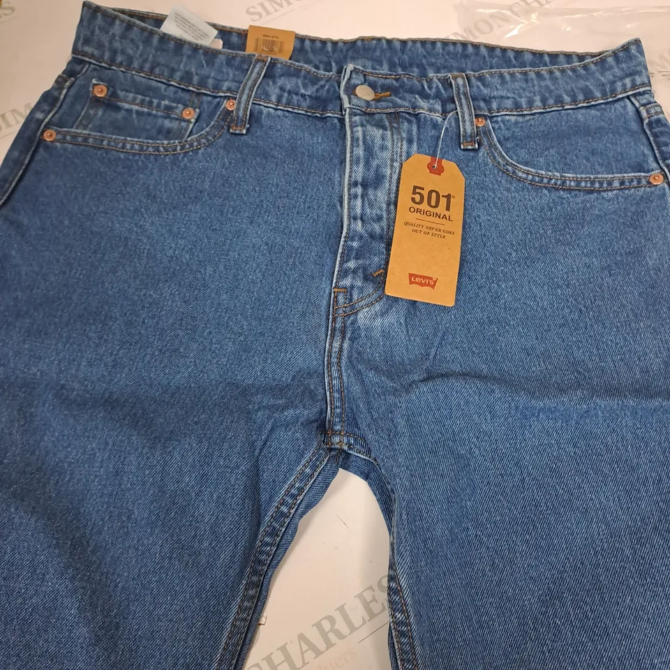 LEVIS DENIM JEAN SHORTS SIZE - 86