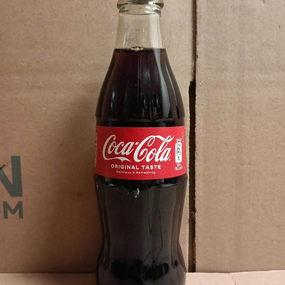 APPROXIMATELY 15 X 330ML GLASS BOTTLES OF COCA-COLA