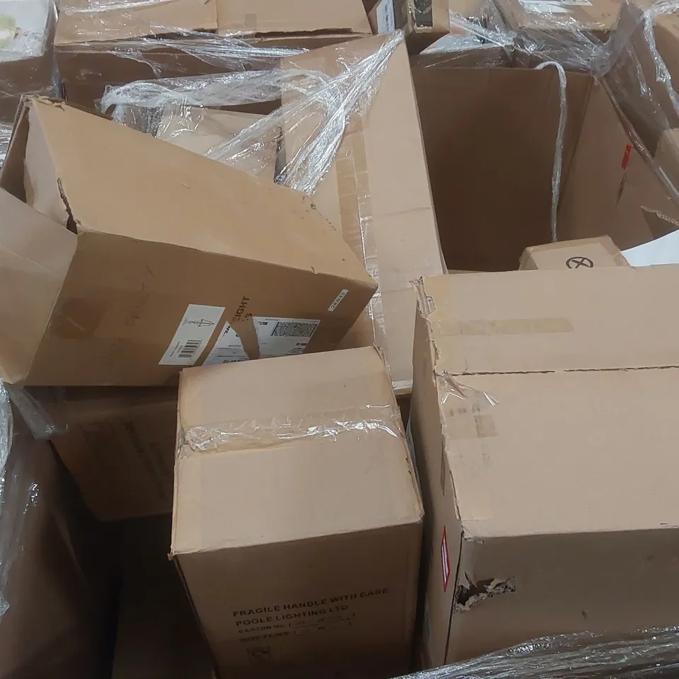 PALLET TO CONTAIN A VERY LARGE QUANTITY OF DESIGNER INDOOR LIGHTING PRODUCTS TO INCLUDE: CEILING LIGHTS, WALL LIGHTS, FLOOR LAMP ECT