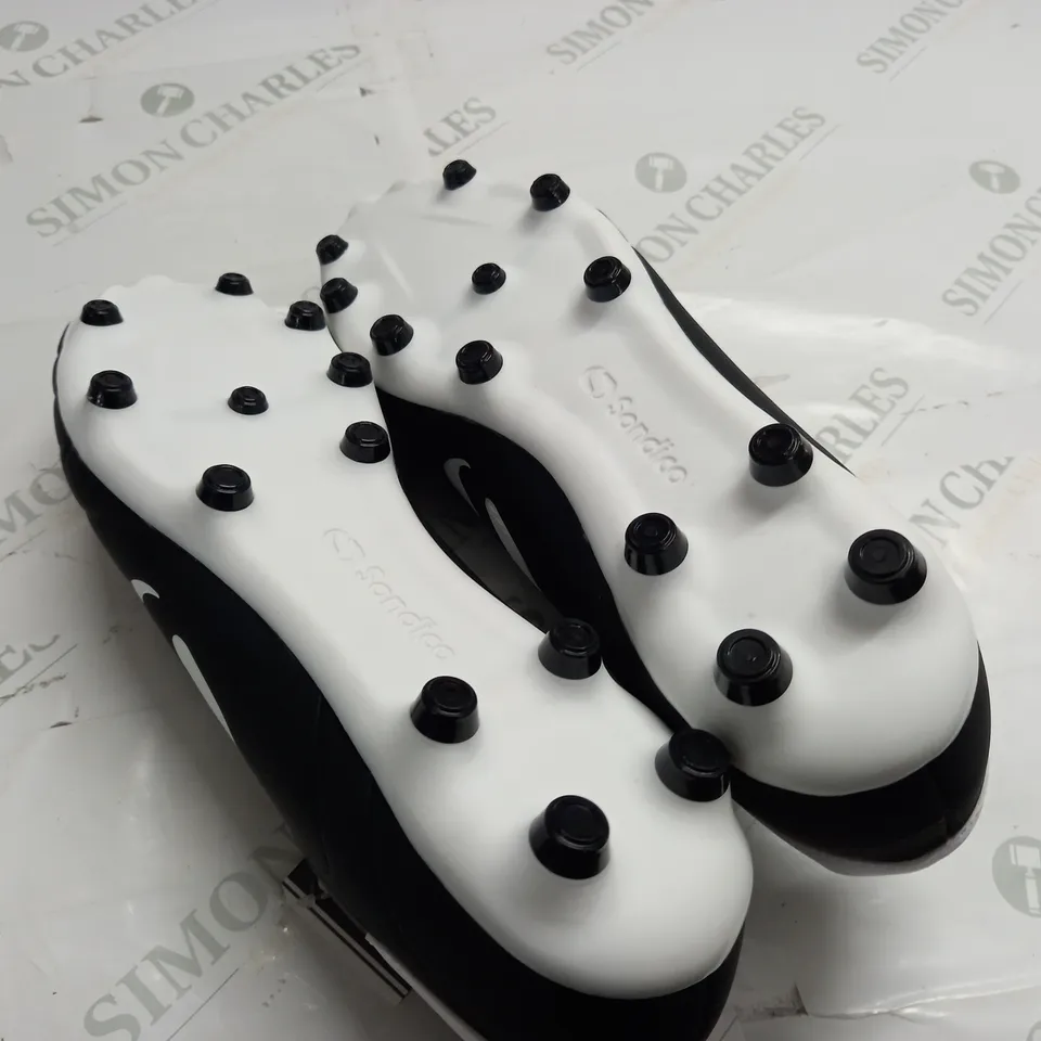 SONDICO BLACK/WHITE FOOTBALL TRAINERS - UK 11
