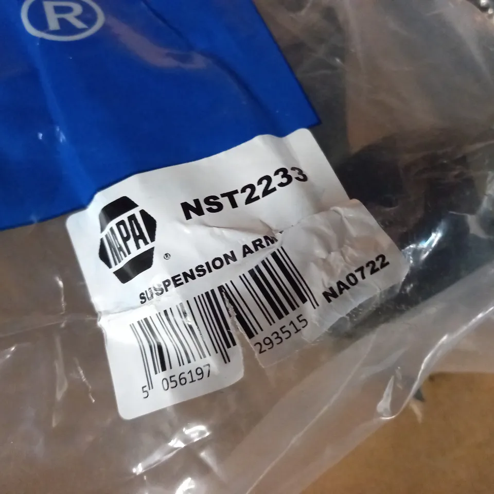 LOT OF 4 ASSORTED CAR PARTS TO INCLUDE NAPA SUSPENSION ARM NST2233 AND CITREON TC1285 - COLLECTION ONLY