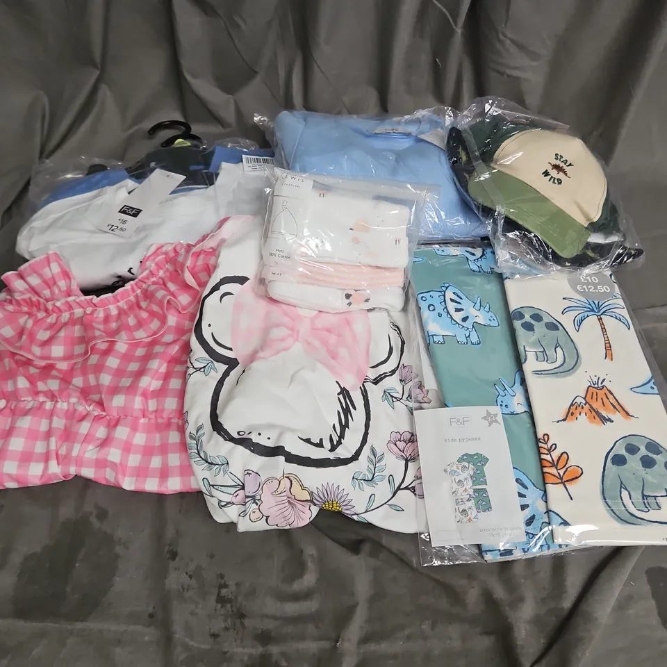 BOX OF APPROXIMATELY 30 ASSORTED KIDS CLOTHING ITEMS TO INCUDE - TSHIRTS, PYJAMAS, HATS, ETC