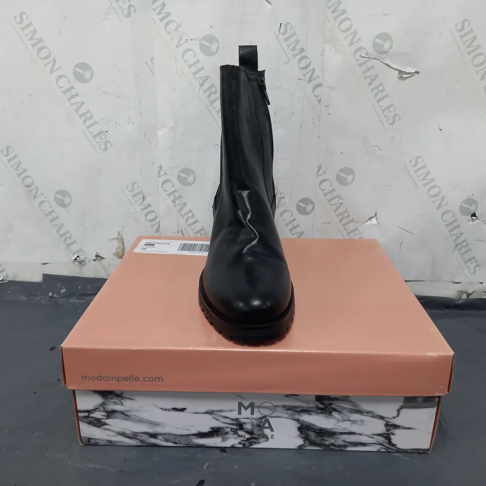 BOXED PAIR OF MODA IN PELLE CHUNKY HEEL CHELSEA BOOTS IN BLACK SIZE 6