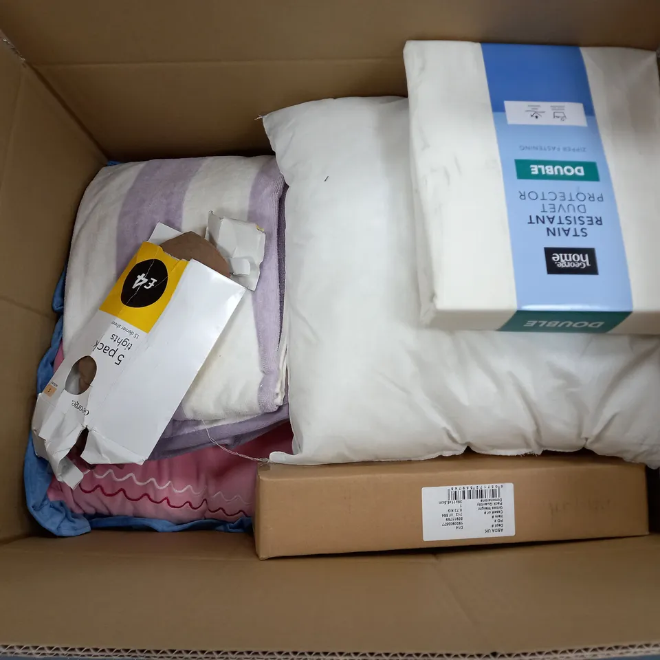 APPROXIMATELY 12 ASSORTED HOUSEHOLD ITEMS TO INCLUDE PILLOWS, DUVETS SETS, BABY ITEMS , ETC