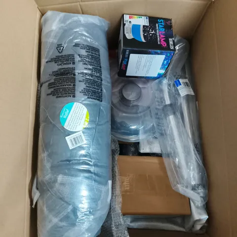 LOT OF ASSORTED HOUSEHOLD GOODS TO INCLUDE STAR LAMP, WRAPPING PAPER AND DRINKING BOTTLES