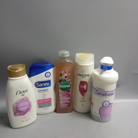 BOX OF APPROXIMATELY 20 COSMETIC ITEMS TO INCLUDE - DOVE FOAMING BATH SOAK - PANTENE SHAMPOO - ZEROBASE CREAM 500G - ETC 