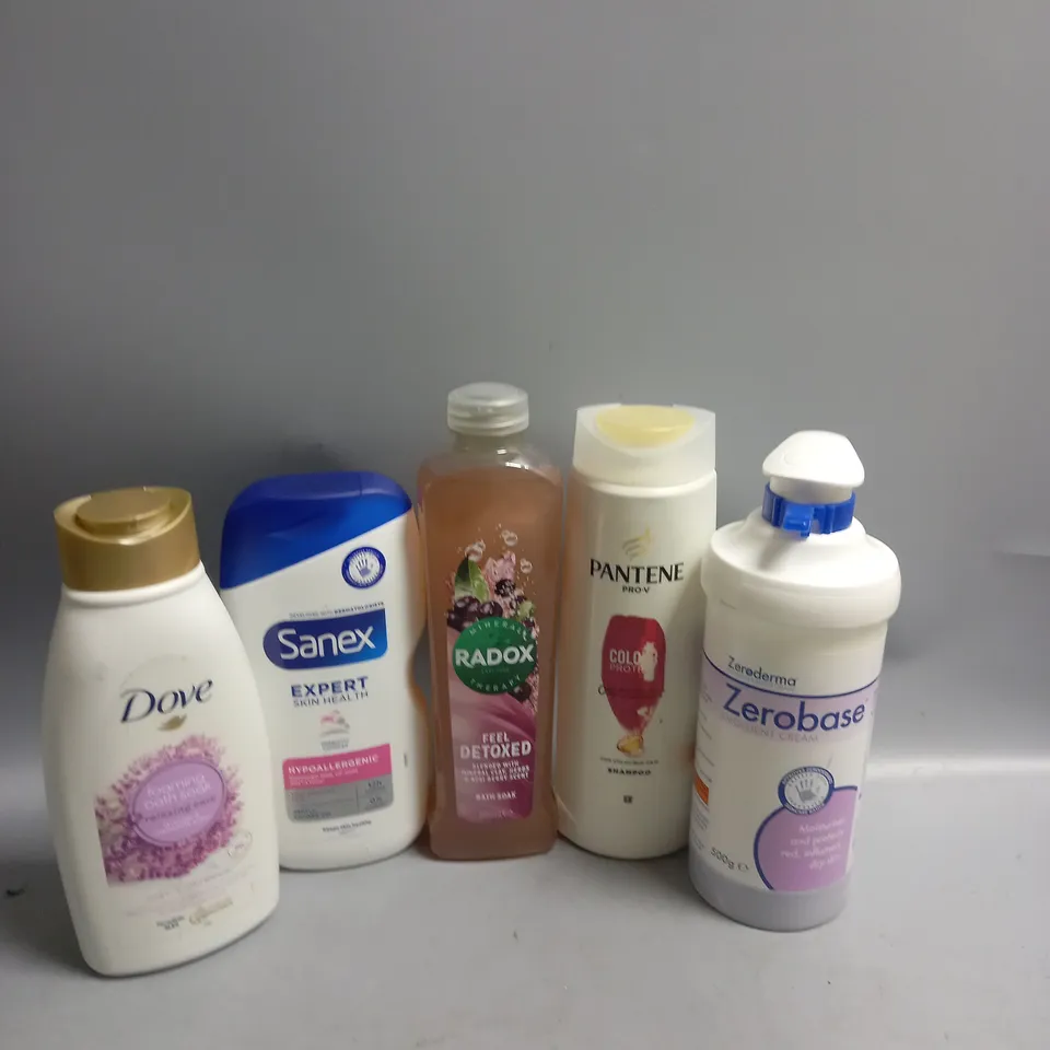 BOX OF APPROXIMATELY 20 COSMETIC ITEMS TO INCLUDE - DOVE FOAMING BATH SOAK - PANTENE SHAMPOO - ZEROBASE CREAM 500G - ETC 