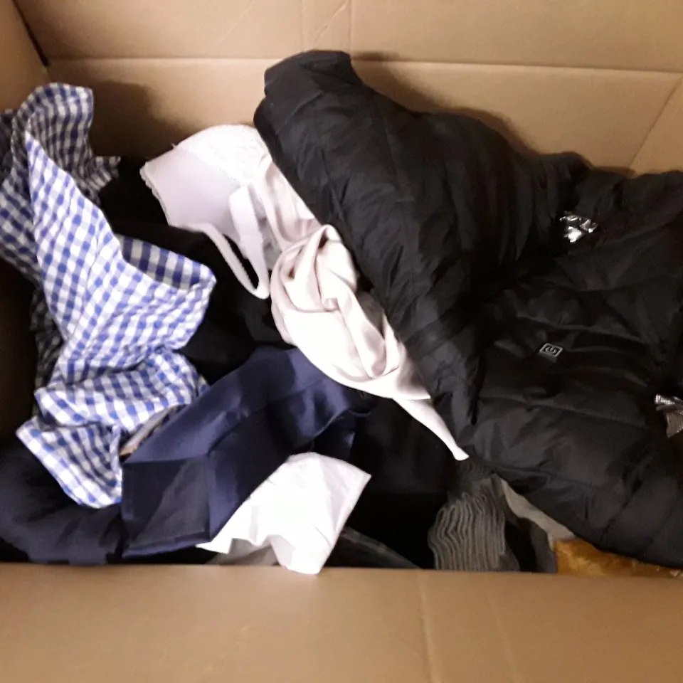 LARGE QUANTITY OF ASSORTED CLOTHING ITEMS TO INCLUDE H&M, HOLLISTER AND PRIMARK