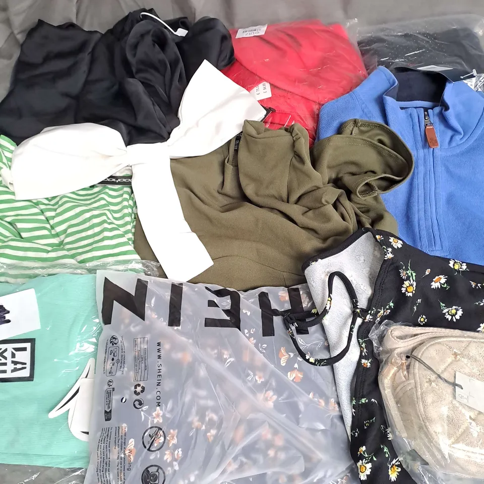 BOX OF APPROXIMATELY 25 ASSORTED CLOTHING ITEMS TO INCLUDE - DRESSES, TOPS, BAG ETC
