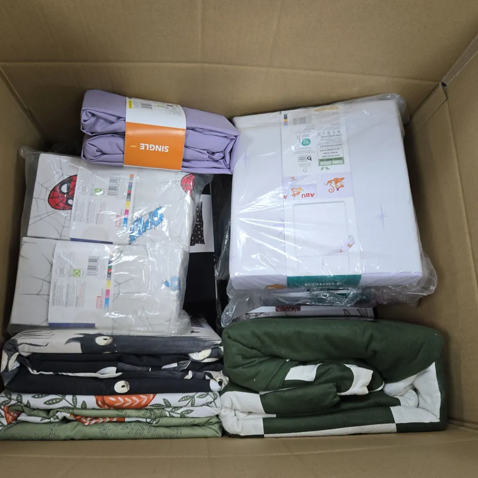 BOX OF APPROXIMATELY 12 ASSORTED BEDDING & SOFT FABRICS ITEMS TO INCLUDE - DUVET SET - FITTED SHEET ETC. 