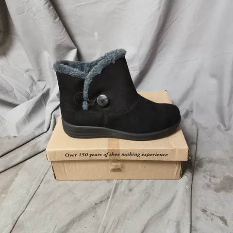 WOMEN'S BLACK SUEDE ANKLE BOOTS WITH FAUX FUR LINING – UK SIZE 6