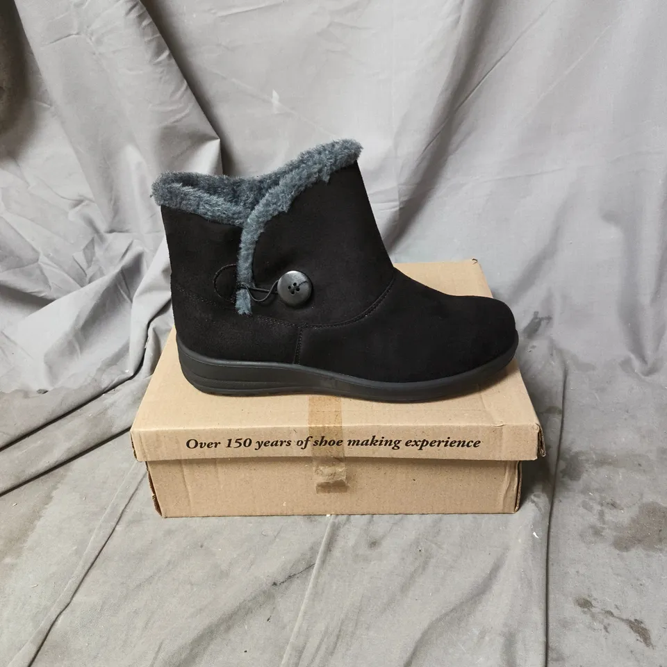 WOMEN'S BLACK SUEDE ANKLE BOOTS WITH FAUX FUR LINING – UK SIZE 6