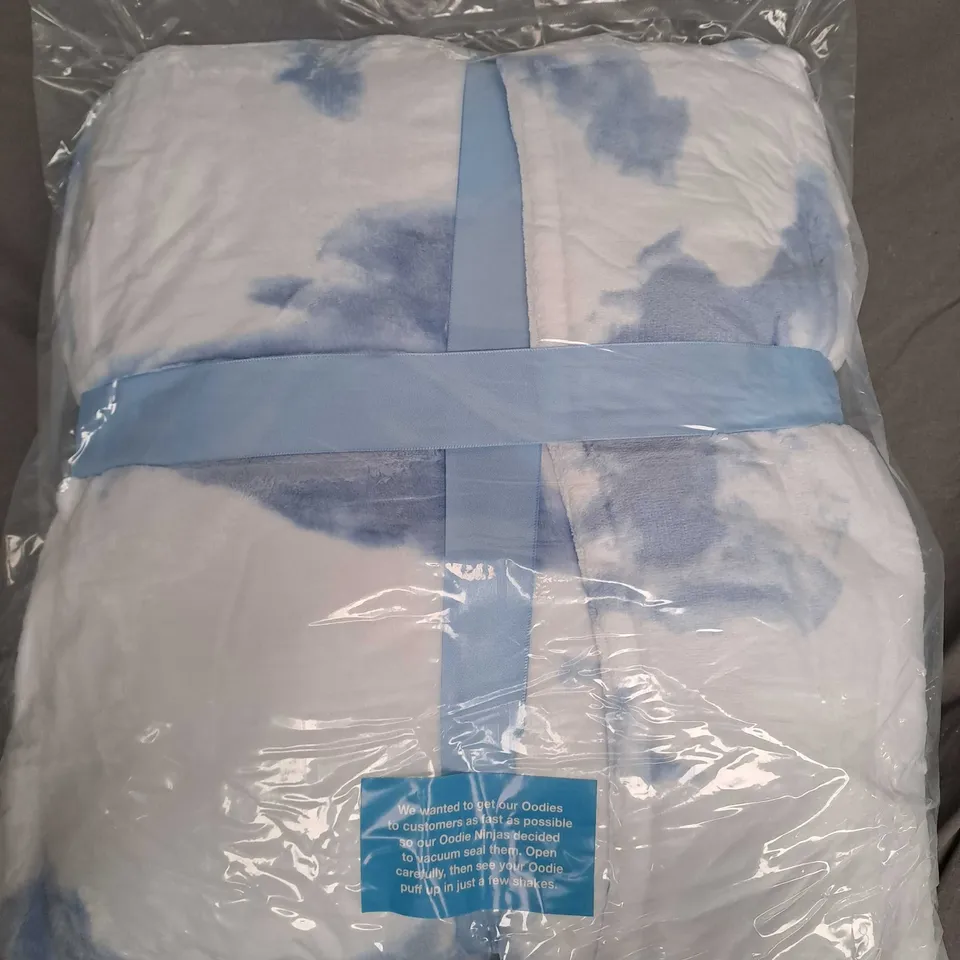 OODIE HOODED OVERSIZED BLANKET - BLUE/WHITE