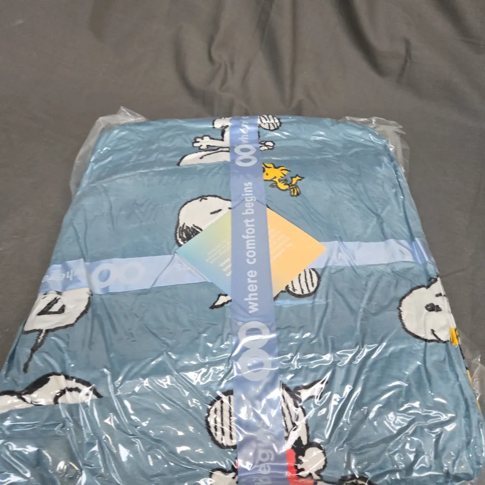 SEALED OODIE HOODED OVERSIZED BLANKET - SNOOPY