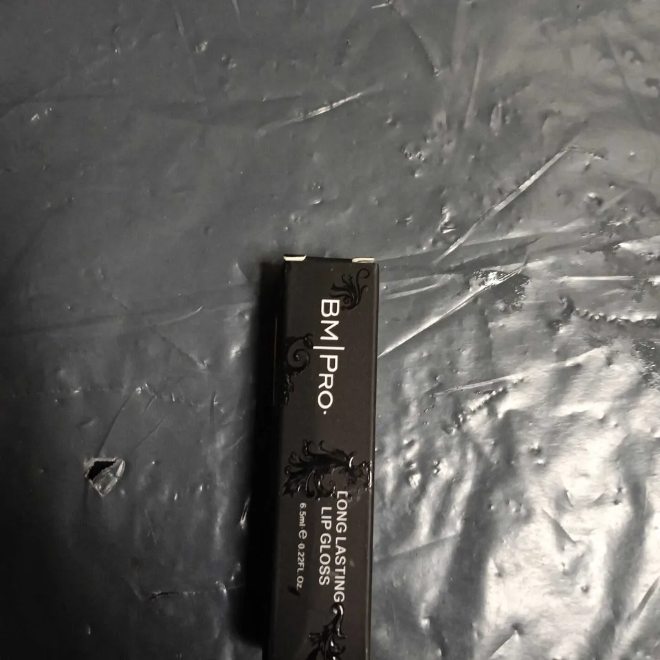 APPROXIMATELY 25 ASSORTED COSMETICS ITEMS TO INCLUDE HALLYBY GIFT BOX, NECK FIRMING SERUM AND BMPRO LIPGLOSS