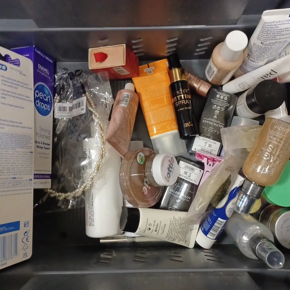 BOX PF APPROX 20 ASSORTED BEAUTY PRODUCTS TO INCLUDE  CLINIQUE HIGH IMPACT MASCARA, LYNX AFRICA SHOWER GEL, CLARINS REVITILIZING DAY CREAM, ETC. 