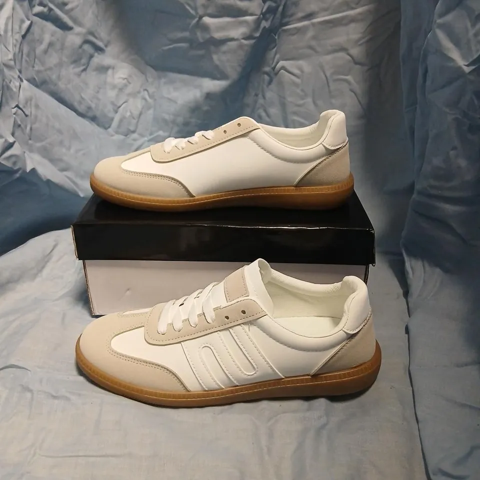 UK 7 WHITE & BEIGE TRAINERS – H1162 (EU 41)