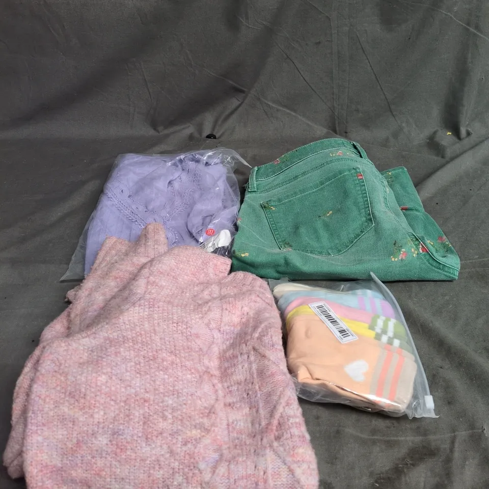 BOX OF APPROXIMATELY 20 ASSORTED CLOTHING ITEMS TO INCLUDE GREEN JEAN SHORTS, LADIES LILAC TOP, PINK JUMPER, ASSORTED SOCKS ETC