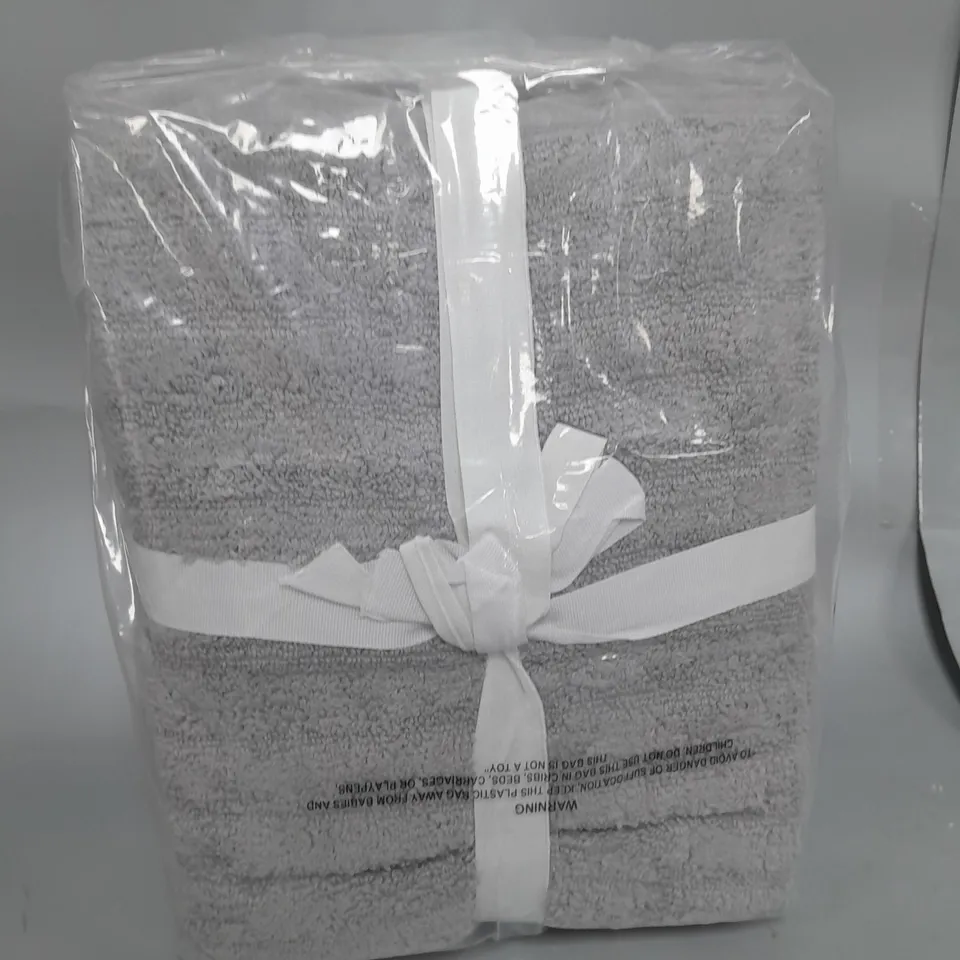SET OF ASSORTED TOWELS COLOUR: GREY