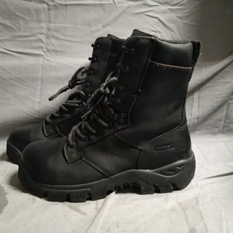 MAGNUM STEEL TOE PROTECTIVE BOOT IN BLACK - UK 8