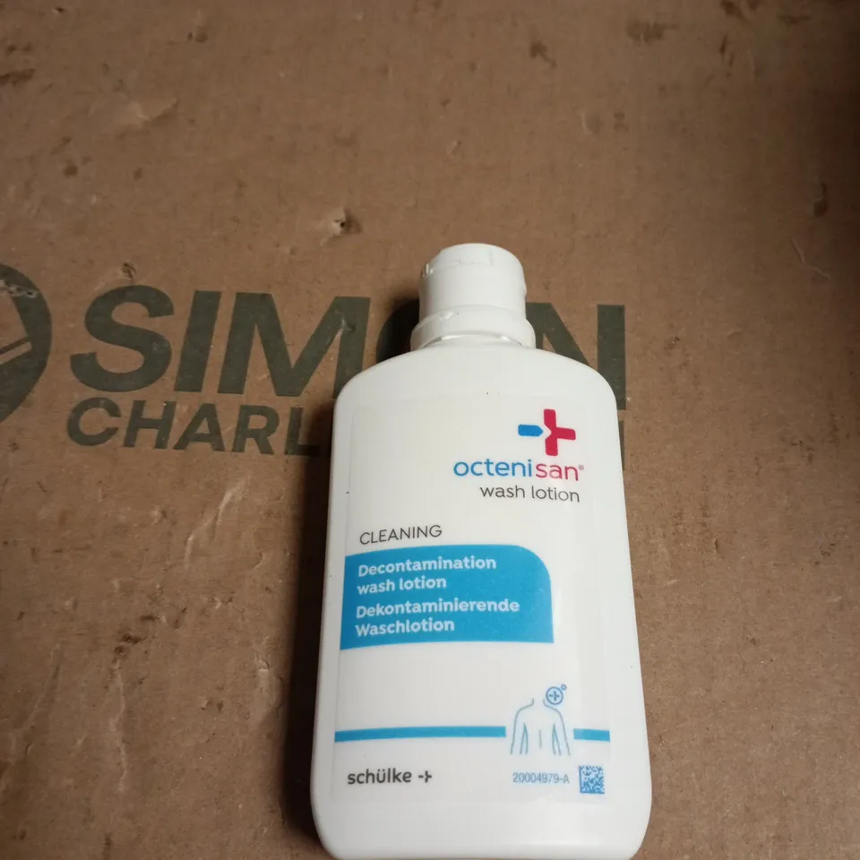 APPROXIMATELY 18 ASSORTED COSMETIC ITEMS INCLUDING SENSODYNE PRONAMEL , OCTENISAN WASH LOTION AND L'OREAL LEAVE IN CREAM 