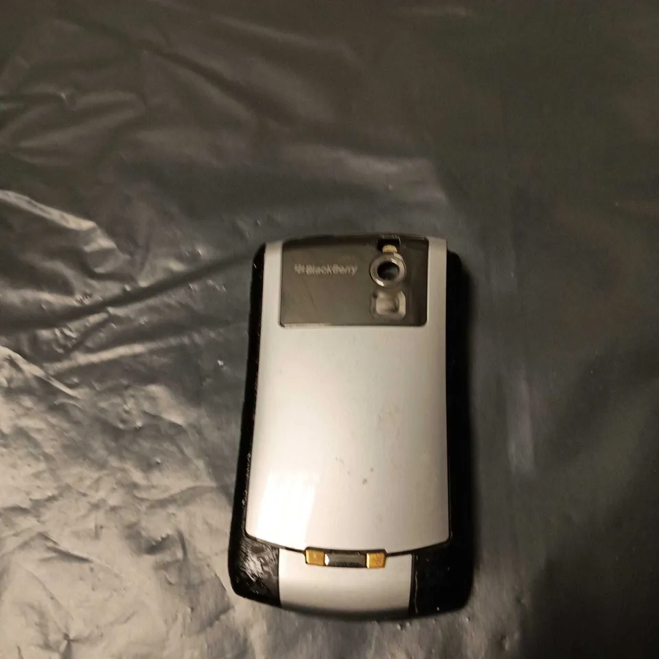 BLACKBERRY SMARTPHONE WITH QWERTY KEYBOARD – SILVER/GRAY 