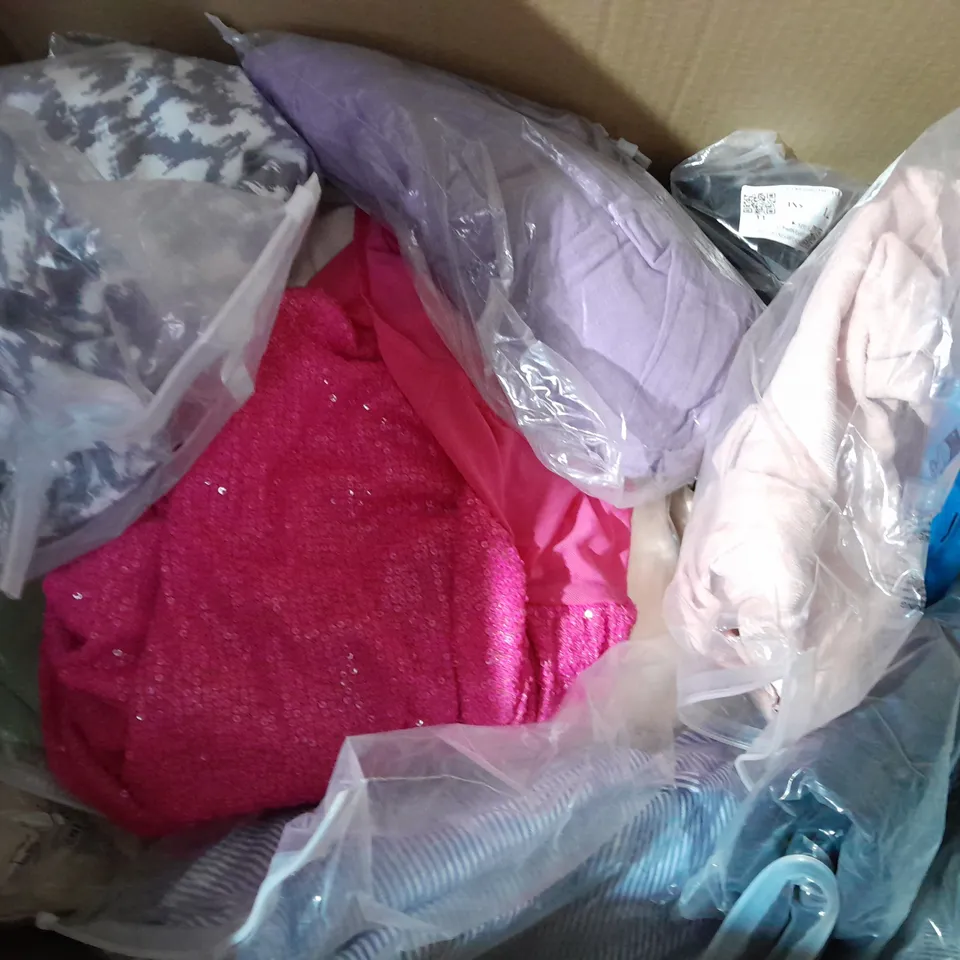 APPROXIMATELY 50 ASSORTED CLOTHING ITEMS TO INCLUDE - DRESS, SHIRT, LEGGINGS ETC. 