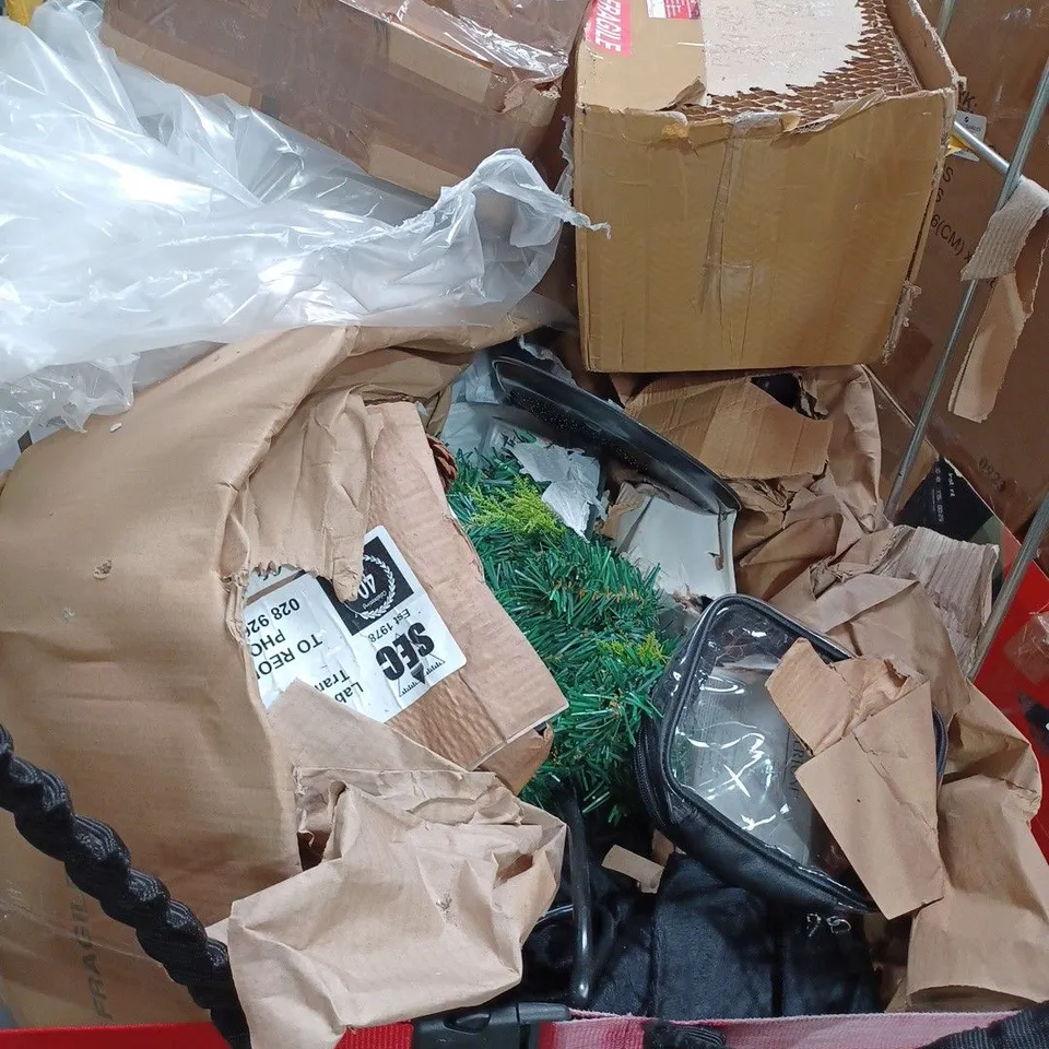 LOT OF APPROXIMATELY 5 ASSORTED HOUSEHOLD ITEMS TO INCLUDE SOLAR POWERED BUTTERFLY LIGHT, WHEEL, AIR FRYER TRAYS, ETC