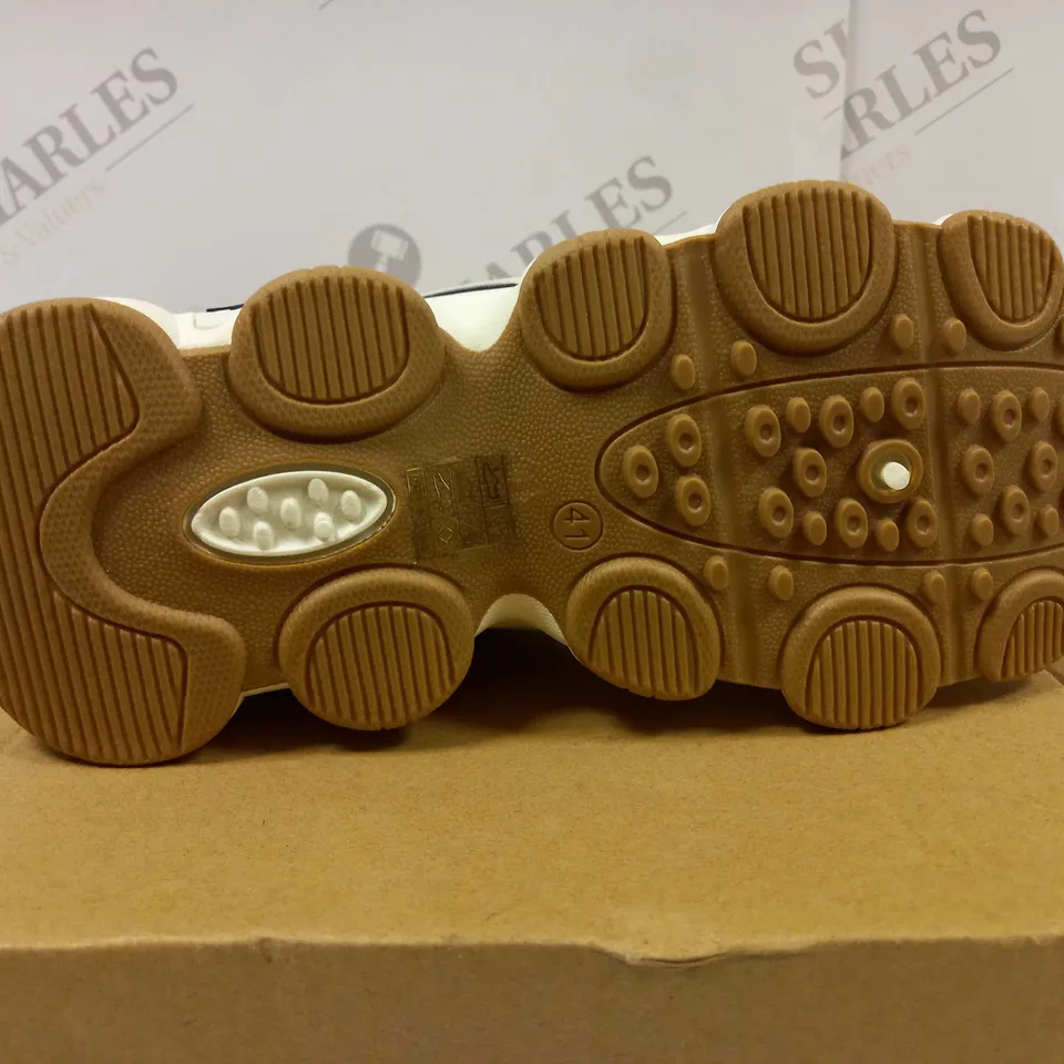 BOXED PAIR OF TRAINERS UK SIZE 7