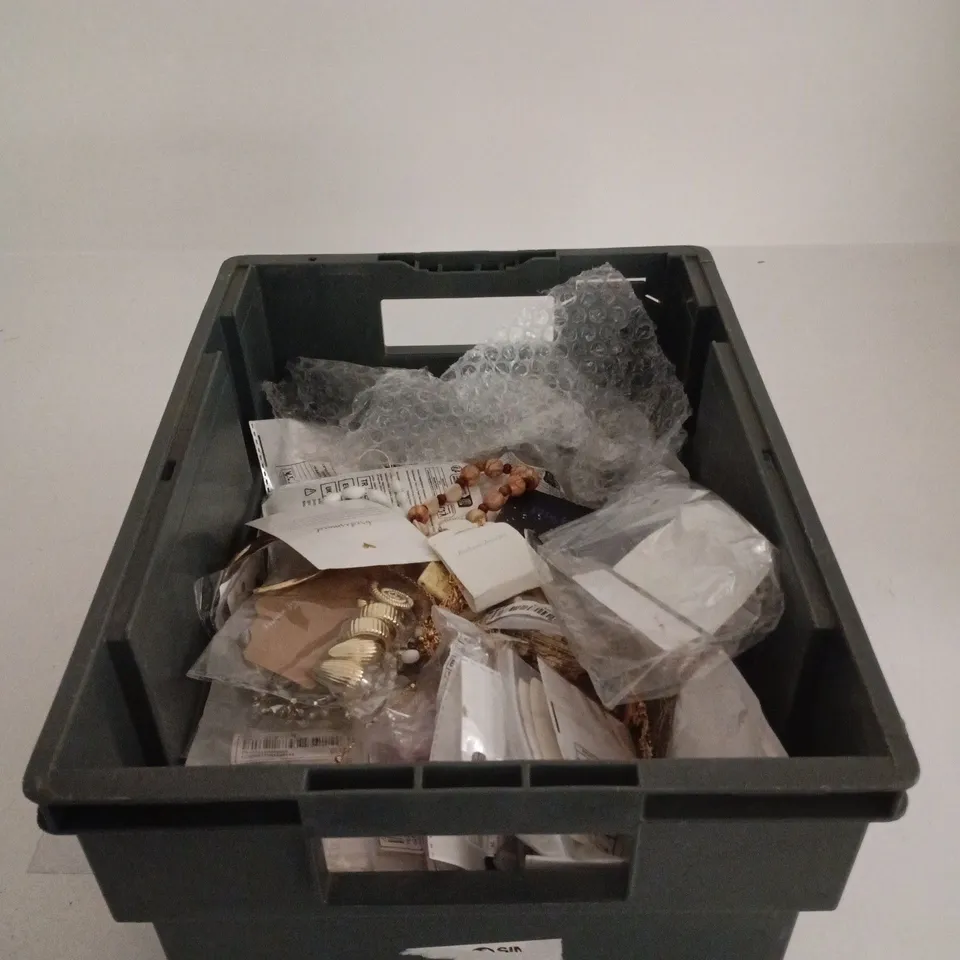 TOTE OF APPROXIMATELY 30 ASSORTED JEWELLERY ITEMS OF VARIOUS STYLES AND SIZES TO INCLUDE NECKLACES, BRACELETS ETC