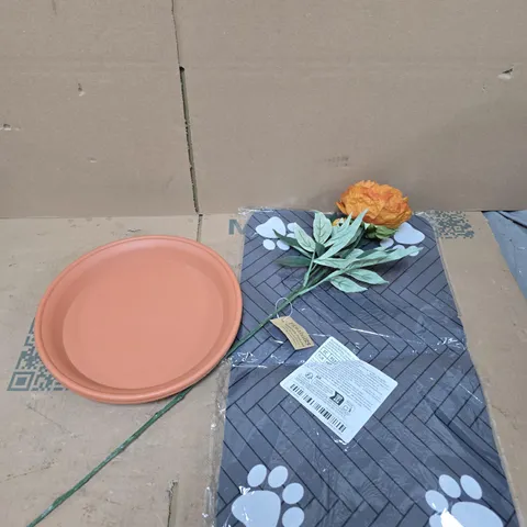 APPROXIMATELY 15 ASSORTED HOUSEHOLD PRODUCTS TO INCLUDE HOME DECOR, GARDEN TRAY, PET MAT ETC