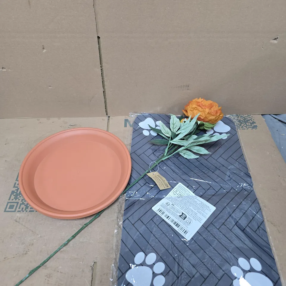 APPROXIMATELY 15 ASSORTED HOUSEHOLD PRODUCTS TO INCLUDE HOME DECOR, GARDEN TRAY, PET MAT ETC 